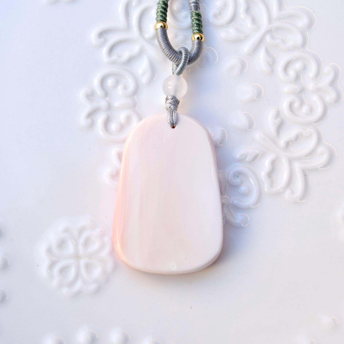 Landscape Pendant Rope Necklace - Pink Queen Conch Shell