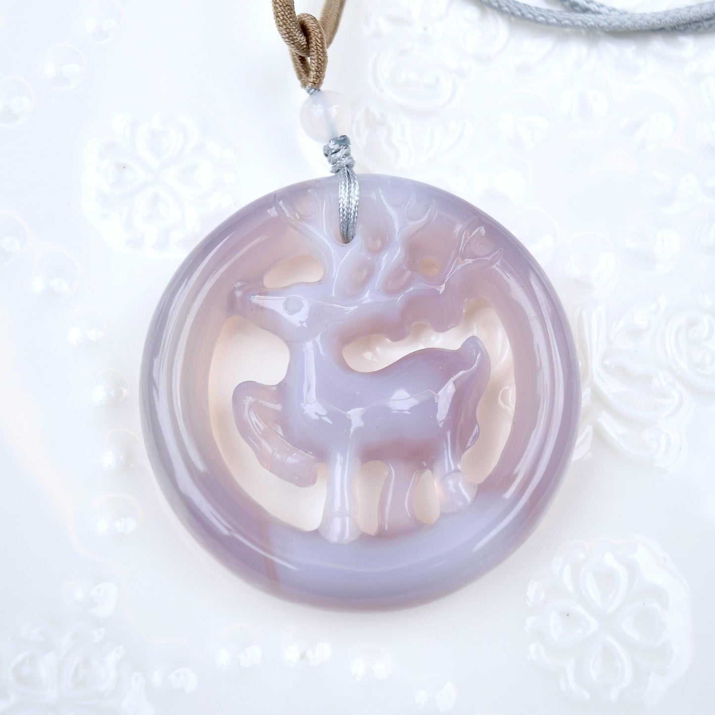 Deer Circle Pendant Rope Necklace - Gray Agate
