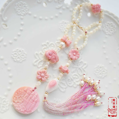 Pink Queen Conch Shell Tassel: Rabbit Castle Car Charm