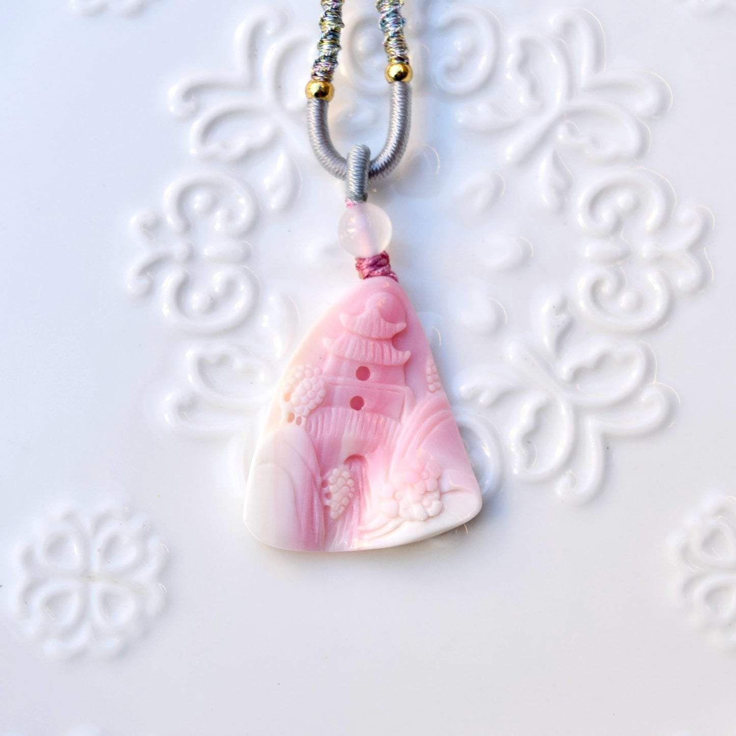 Landscape Pendant Rope Necklace - Pink Queen Conch Shell