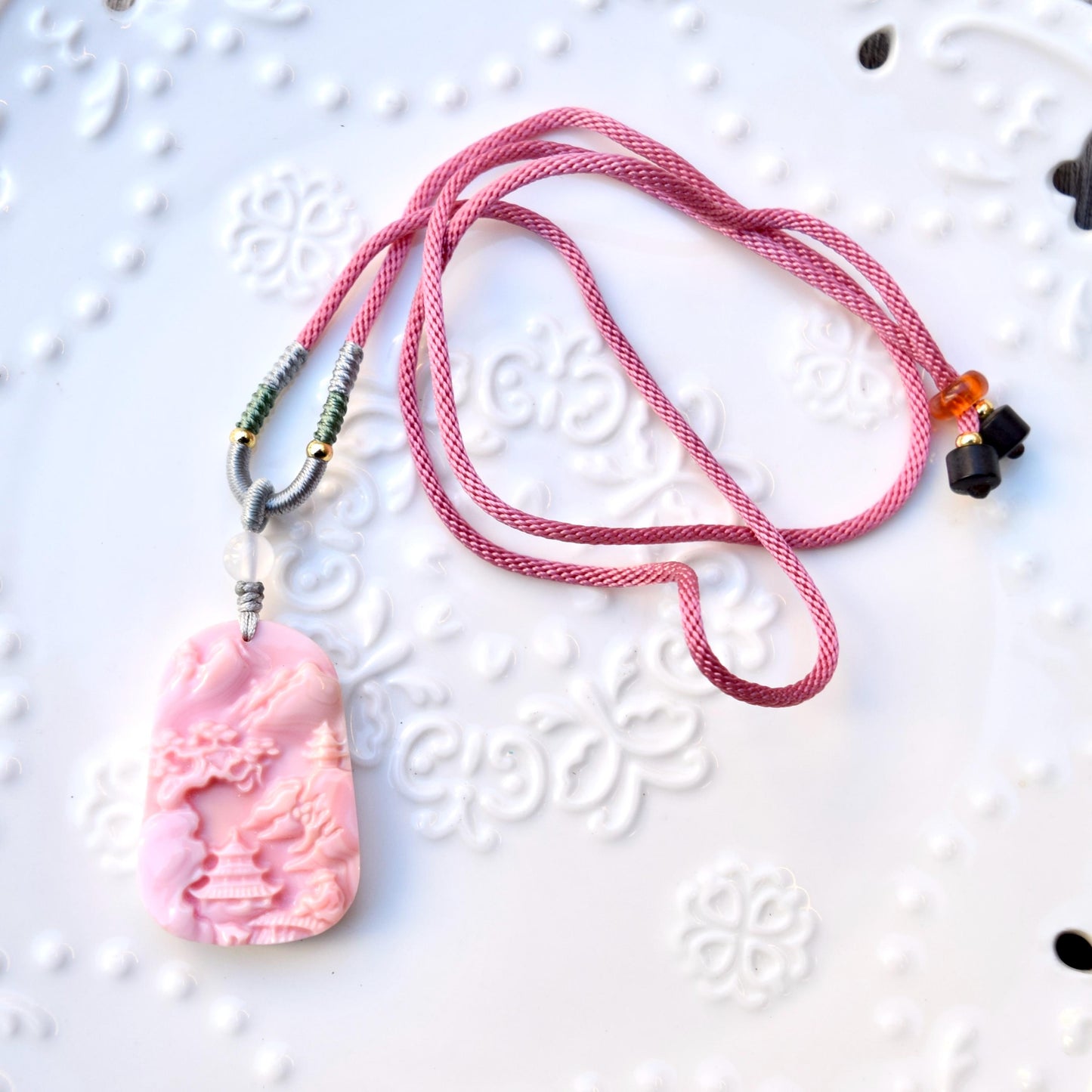 Landscape Pendant Rope Necklace - Pink Queen Conch Shell