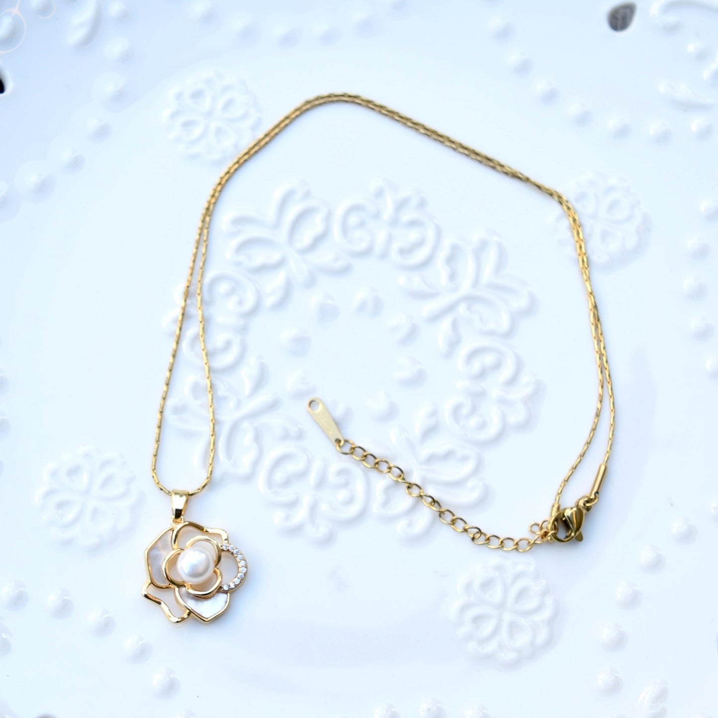 White Camellia Shell Pearl Necklace - Vintage Style