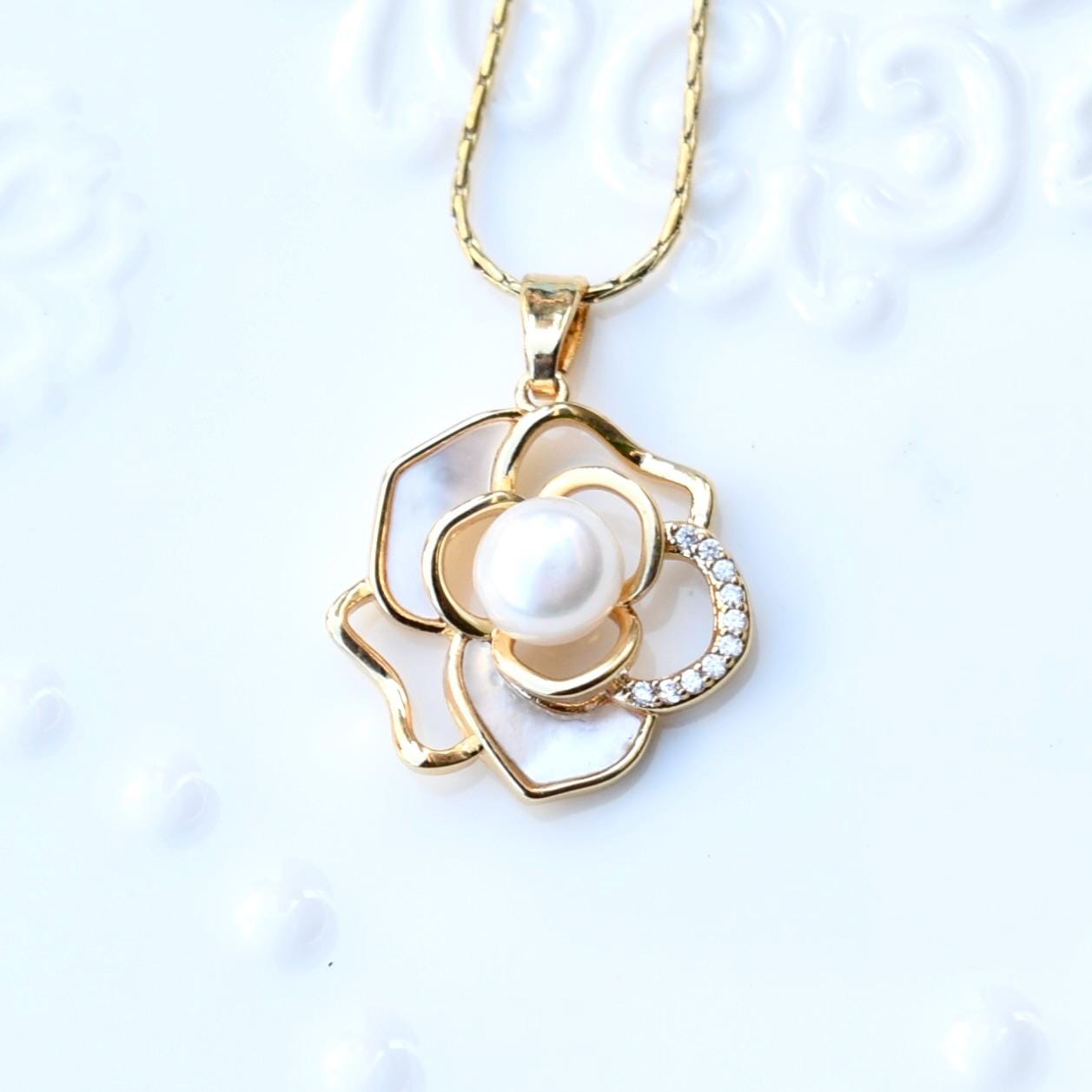 White Camellia Shell Pearl Necklace - Vintage Style