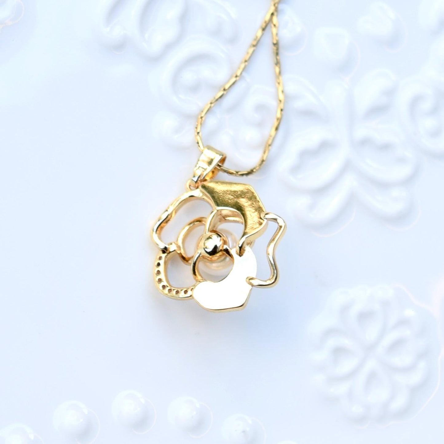 White Camellia Shell Pearl Necklace - Vintage Style