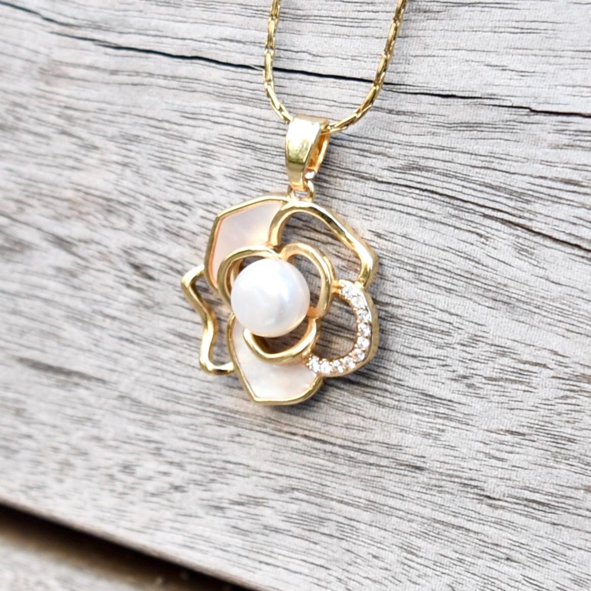 White Camellia Shell Pearl Necklace - Vintage Style