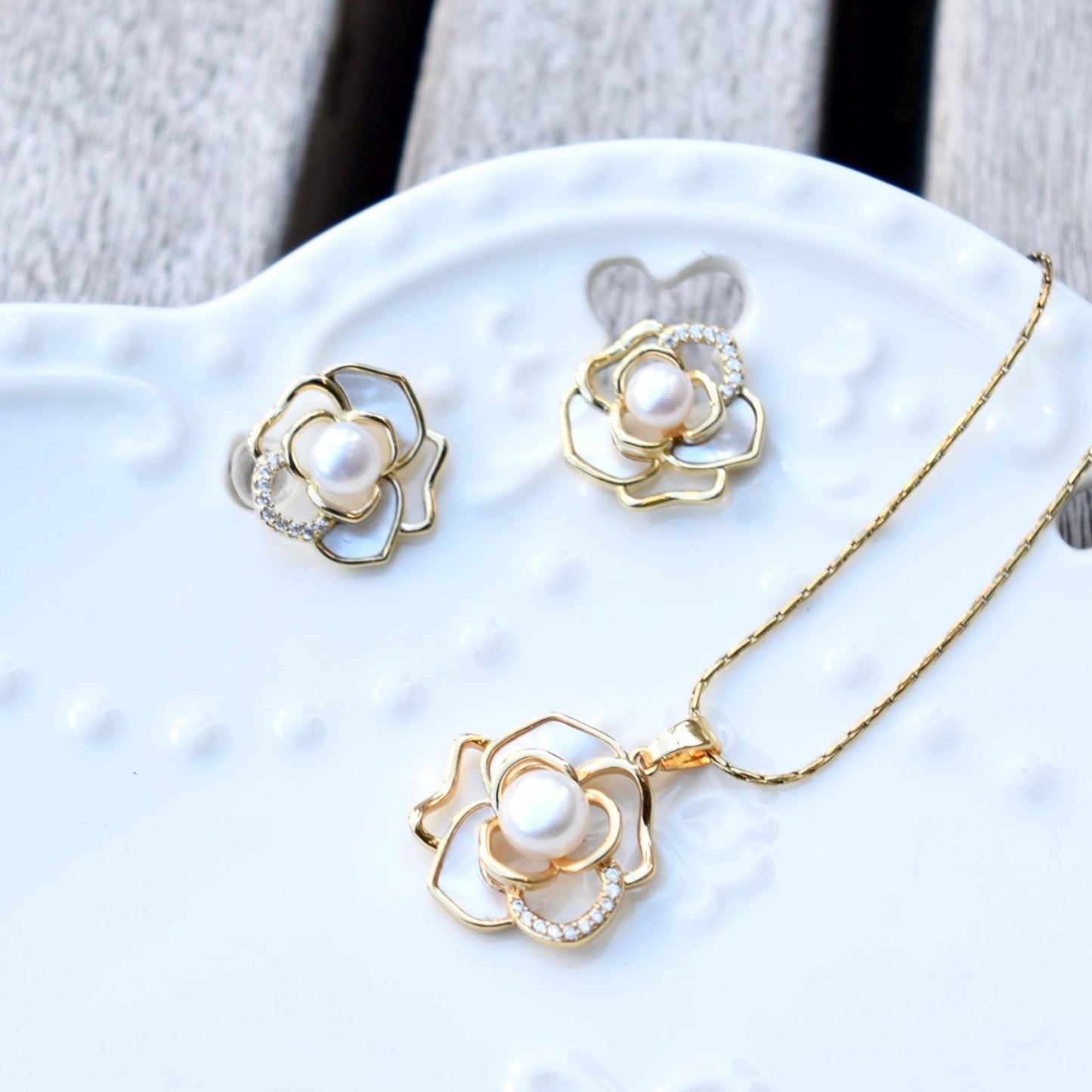 White Camellia Shell Pearl Necklace - Vintage Style