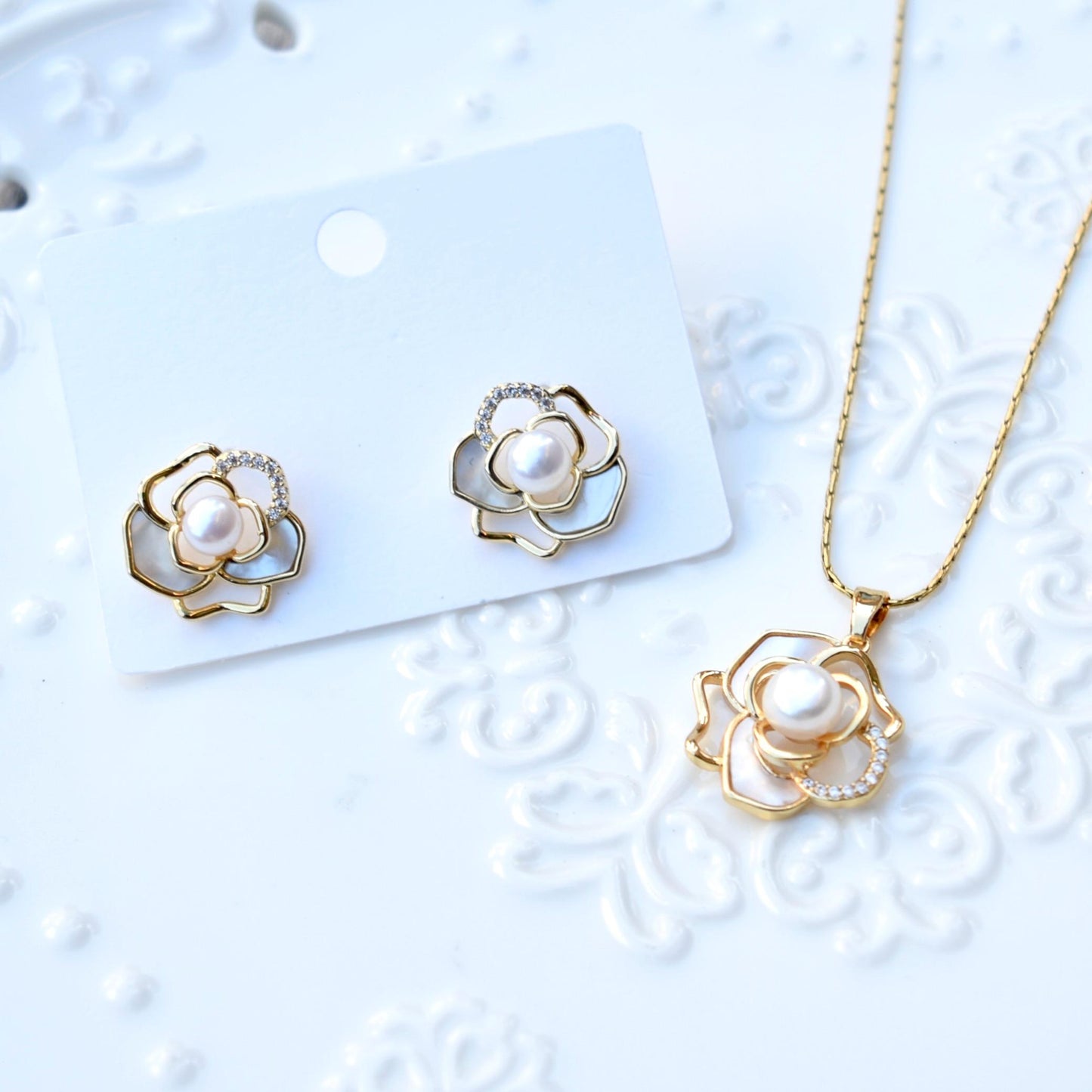 White Camellia Shell Pearl Necklace - Vintage Style